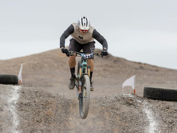 Guide utile : comment choisir les vêtements de cyclisme parfaits pour rouler sous la pluie !